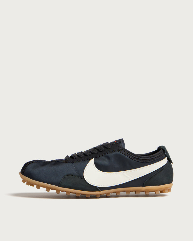 Nike Moon Shoe ESS Sneaker